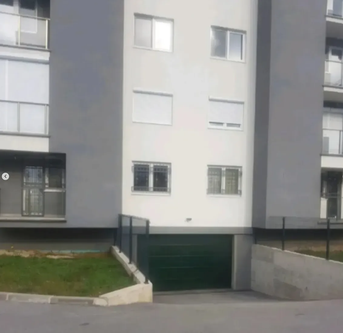 Zatvorena garaža na dan thumbnail 2